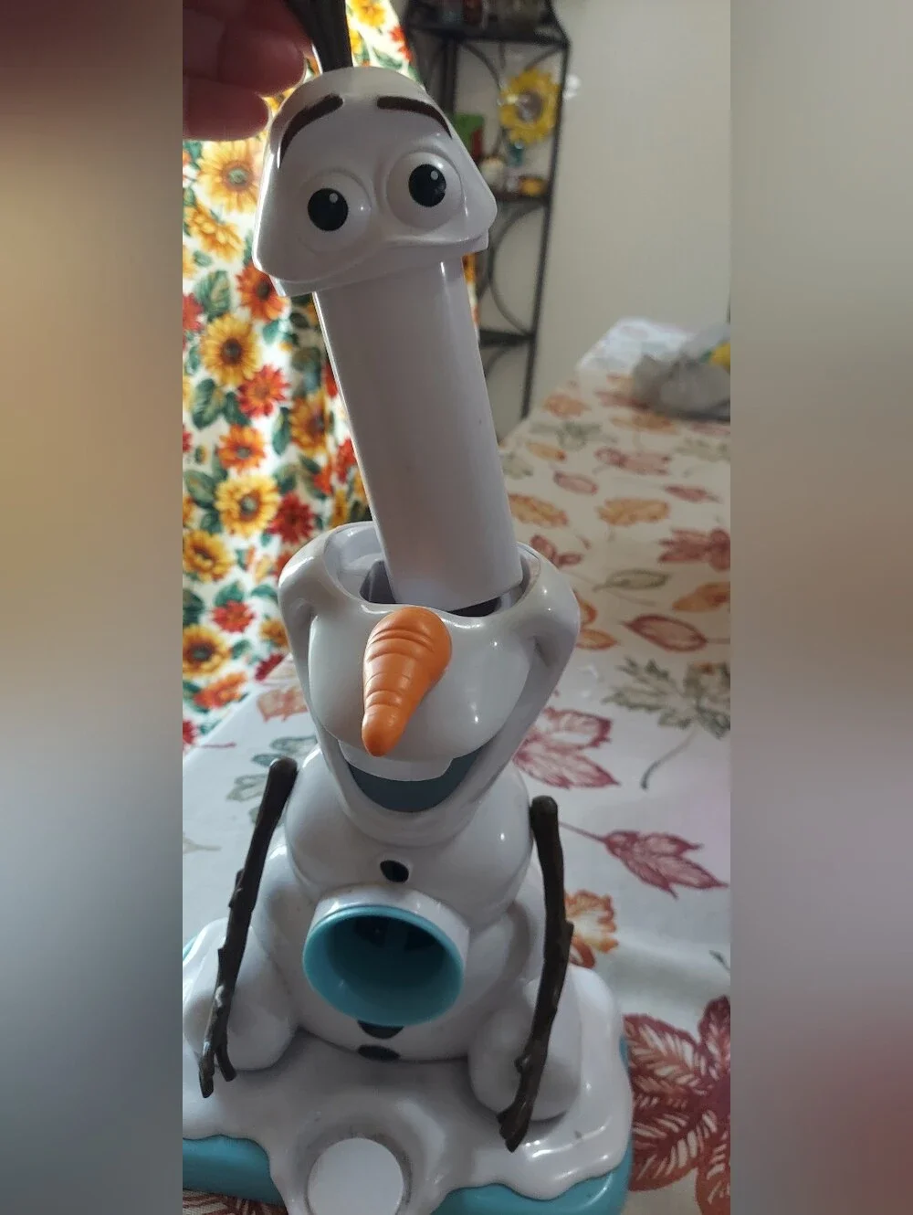 Disney Olaf White and Light Blue Snow Cone Machine